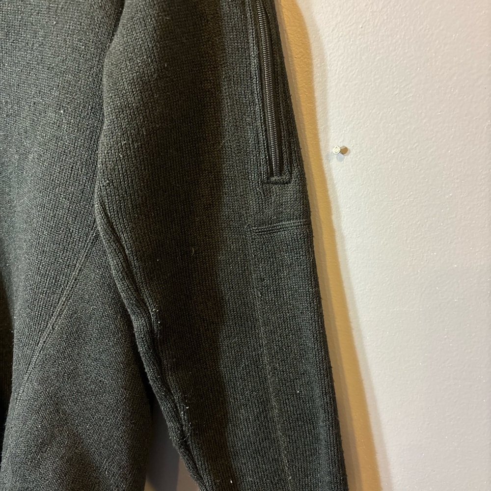 Patagonia Women’s Black Better Sweater! - Picture 7 of 7